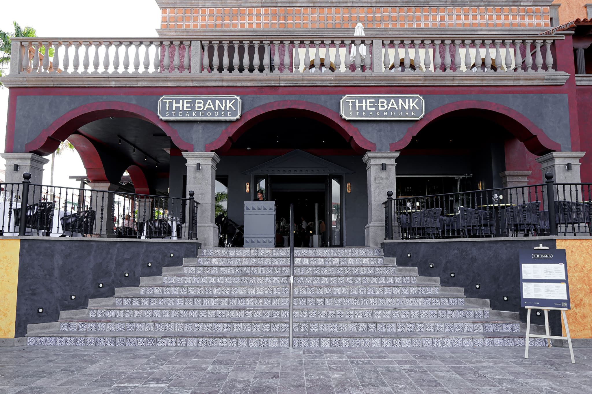 The Bank Steakhouse — vista general de la sala