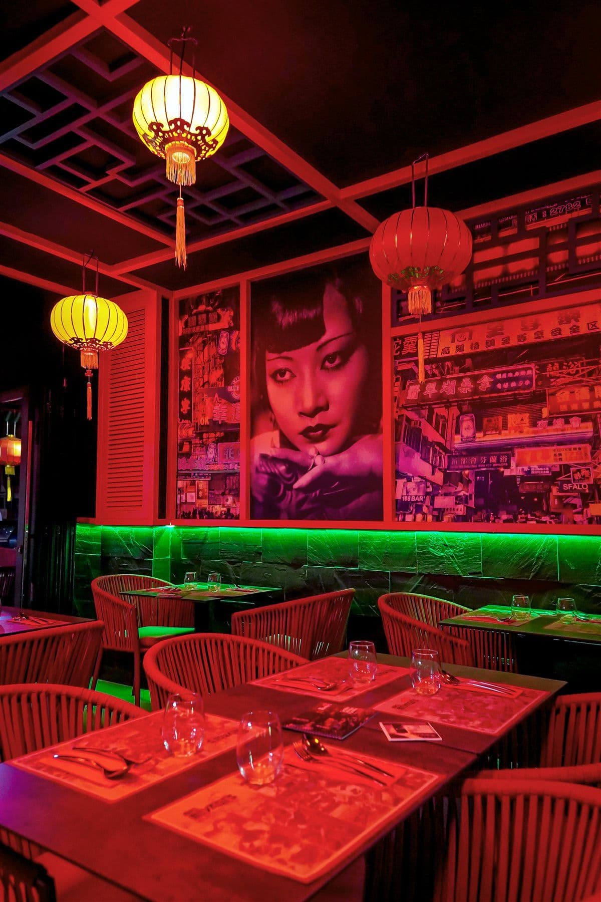 Sala interior de Mrs Miyagi's con el mural iluminado, faroles rojos y bancada corrida
