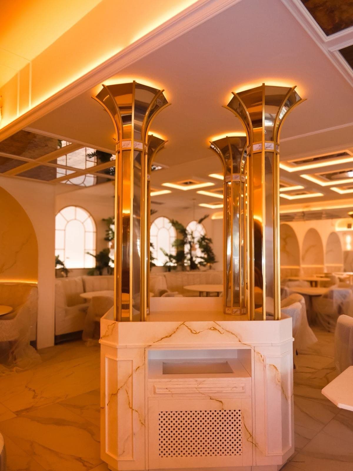 Sala de Bianco durante la entrega de obra: columnas doradas y mobiliario todavía protegido