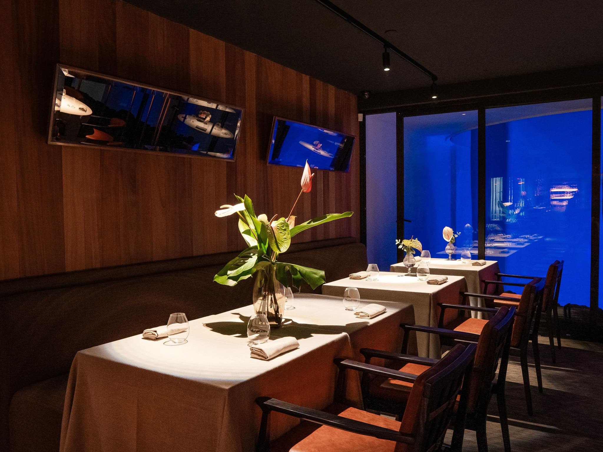 Char Fuego y Brasas — vista del comedor con mobiliario contract JMS