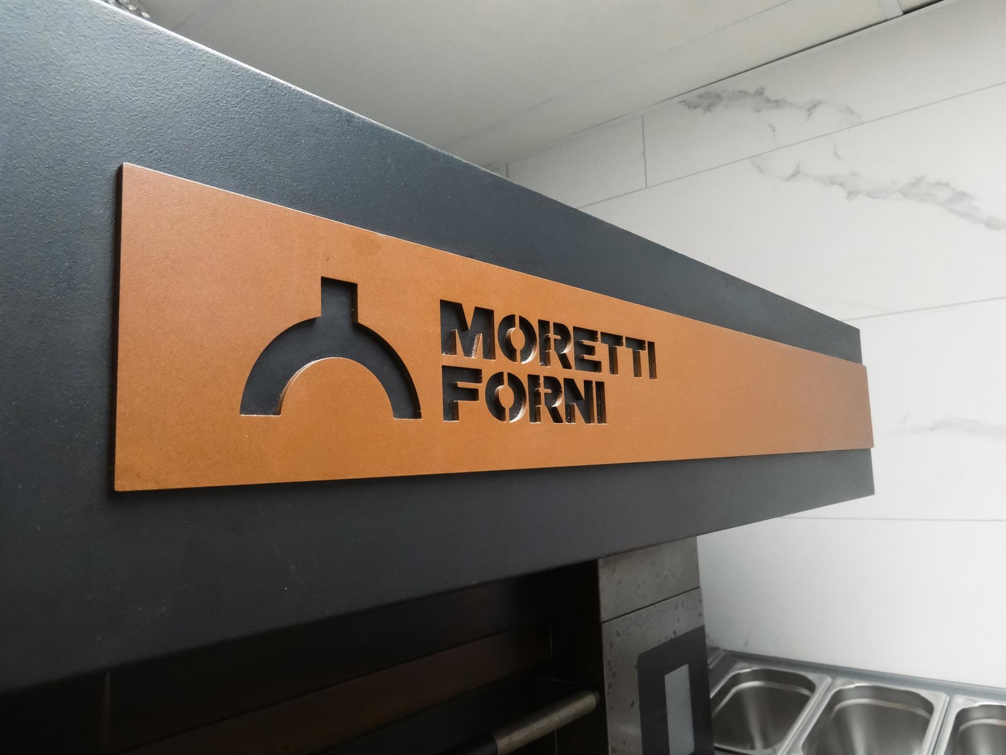 Horno de pizza Moretti Forni instalado en Bianco, con la cámara de cocción a la vista