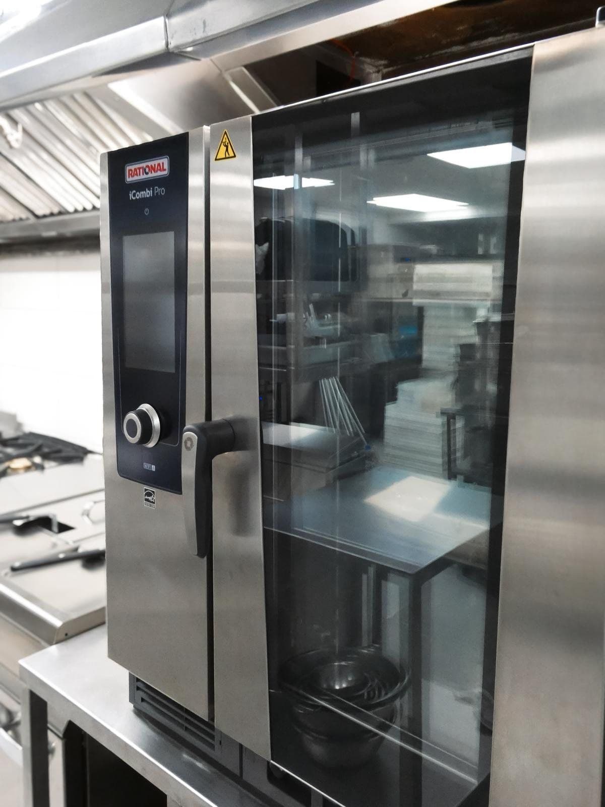 Horno mixto Rational iCombi Pro instalado en la cocina de Bianco, junto al bloque de cocción